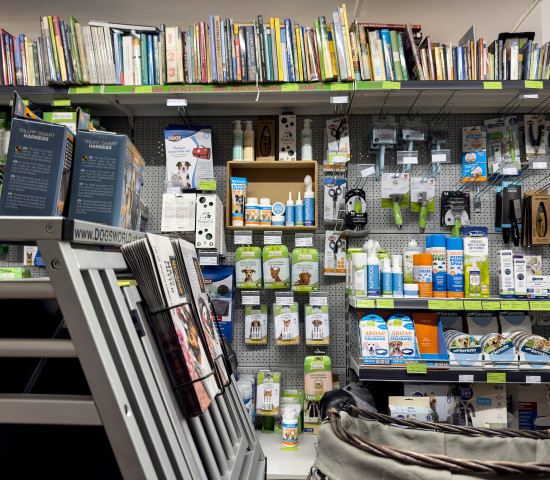 Zum Sortiment gehören auch Produkte von Vetlando – und eine kostenlose Leihbibliothek. Zum Sortiment gehören auch Produkte von Vetlando – und eine kostenlose Leihbibliothek.