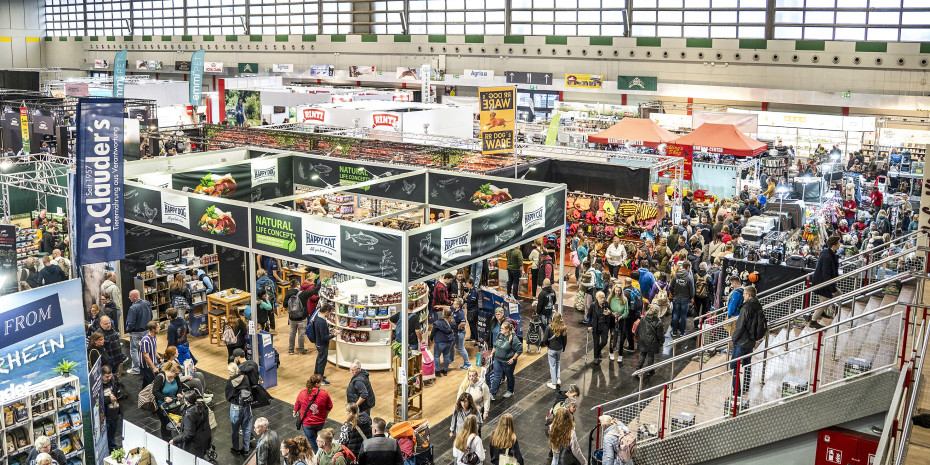 Volle Halle auch im Bereich Hund: Unternehmen wollen mit Kunden ins Gespräch kommen. Volle Halle auch im Bereich Hund: Unternehmen wollen mit Kunden ins Gespräch kommen.