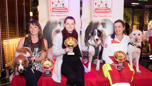 Die tierischen Helden 2017 (von links): Petra Hermes und „Holly“, Manuela Fussi und „Joker“ sowie Isabella Eales und „Luna“.