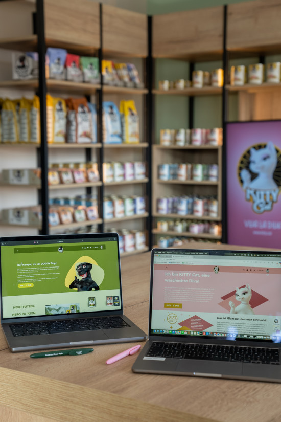 Unter dem Dach von Fox4Pets sind neben GranataPet auch die Marken Kitty Cat und Doggy Dog zuhause. Im großen Showroom in Dietmannsried präsentieren sie sich in ihrer Vielfalt. Der eigene Online-Shop soll als Einstieg für die Marken Customer Experience und Visitenkarte sein.
