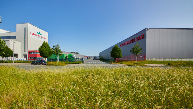 Das neue Lager liegt in direkter Nachbarschaft zu dem bestehenden Produktions- und Logistikzentrum an der A1 und soll künftig als Vorratslager für Mischungskomponenten dienen.