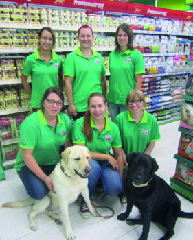 Filialleiterin Katja Schneider (Mitte unten) mit ihrem Filialteam und den Hunden Amy und Spike. Foto: Fressnapf