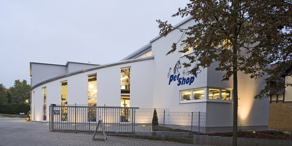 Das Gebäude, in dem sich Pet Shop Alzey befindet, ist ein echter Hingucker. Erst recht in den Abendstunden, wenn der Bau durch eine Bodenbeleuchtung angestrahlt wird.