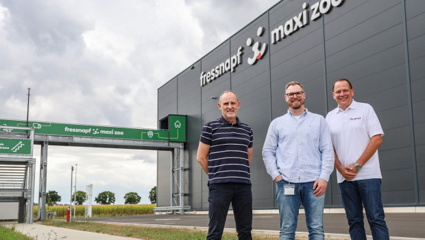 Michael Maksymowicz (v.l.n.r.), Expert Technical Enigneering bei Fressnapf, steht hier zusammen mit Standortleiter Andy Busch sowie Plusnet Consultant Thomas Meier vor dem neuen 72.000 Quadratmeter großen Fressnapf-Zentrallager in Nörvenich, das ab November seinen Regelbetrieb aufnehmen wird.