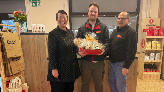 Birgit Zelter-Dähnrich, Vorstandsvorsitzende der Egesa-Zookauf eG (l.) und Gerhard Kerzmann, Prokurist der Egesa-Zookauf eG (r.), gratulierten Inhaber Julian Heer zur Eröffnung des neuen Fachmarkts in Regenstauf.
