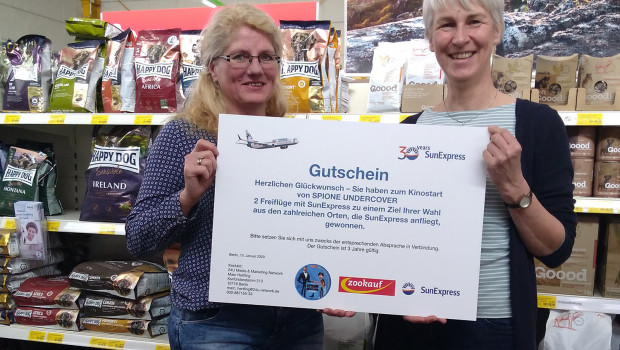 Patricia Heuck übergab der glücklichen Gewinnerin Antje Trinowitz die Fluggutscheine.