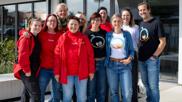 Im Bild: Julie Wilson (v.l.n.r.), Heide Sieber, Nadja Braun, Martha Ille, Ursula Batz, Gerlinde Fuchsenthaler, Christine Räbiger, Kathrin Rapp, Deborah Mayer und Jan Sekulla.