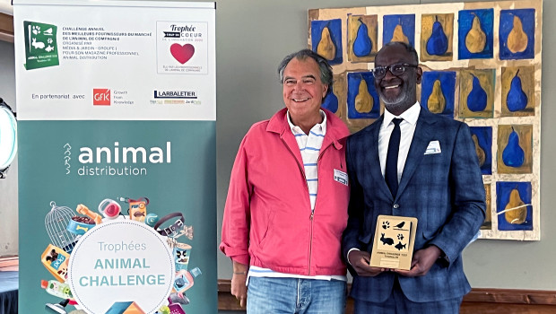 Während der Verleihung der Animal-Challenge-Trophäen in Paris wurde außerdem der Eheim-Geschäftsführer Ibrahim Mefire Kouotou (rechts) als Manager des Jahres geehrt.
