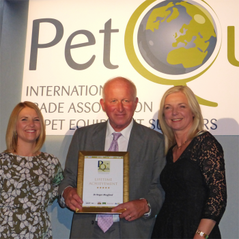 Roger Mugford, Geschäftsführer der britischen Firma Company of Animals, wurde jetzt mit dem Lifetime Award der International Trade Association of Pet Equipment Suppliers ausgezeichnet. Roger Mugford, Geschäftsführer der britischen Firma Company of Animals, wurde jetzt mit dem Lifetime Award der International Trade Association of Pet Equipment Suppliers ausgezeichnet.