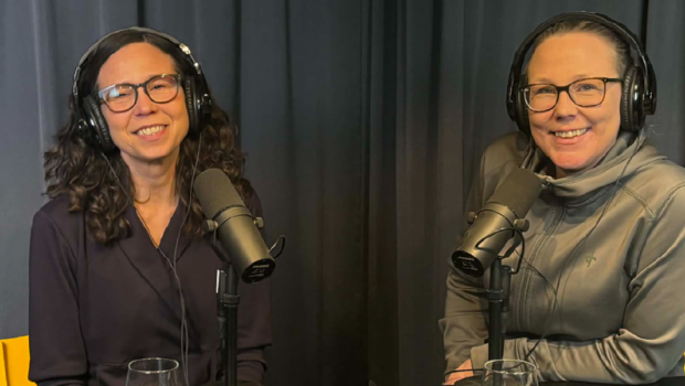 Anki Yngve (r.) moderiert den Podcast „Telling Tails“ – zur ersten Folge wurde Forscherin Therese Rehn eingeladen.