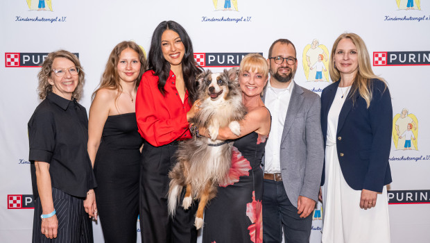 v.l.n.r.: Christina und Malin Möller, Rebecca Mir, Jacqueline Boy und Therapiebegleithund Spirit, Benedikt Schaumann sowie Prof. Dr. Andrea Beetz beim Purina x Kinderschutzengel Event in Berlin. v.l.n.r.: Christina und Malin Möller, Rebecca Mir, Jacqueline Boy und Therapiebegleithund Spirit, Benedikt Schaumann sowie Prof. Dr. Andrea Beetz beim Purina x Kinderschutzengel Event in Berlin.