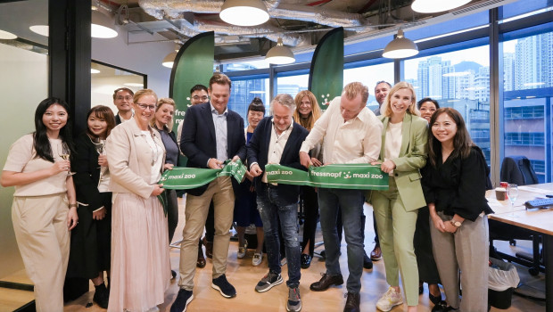 Bei der Eröffnung der Office Destination in Hongkong (Mitte, v.l.n.r.): Stefanie Petersen, Matt Simister, Torsten Toeller und Christopher Smith und Kathrin Keunecke. Bei der Eröffnung der Office Destination in Hongkong (Mitte, v.l.n.r.): Stefanie Petersen, Matt Simister, Torsten Toeller und Christopher Smith und Kathrin Keunecke.