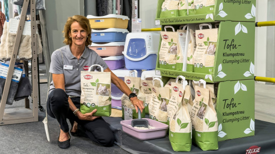 Claudia Menzel, Head of Marketing, präsentiert ein neues Tofu-basiertes Katzenstreu. Claudia Menzel, Head of Marketing, präsentiert ein neues Tofu-basiertes Katzenstreu.