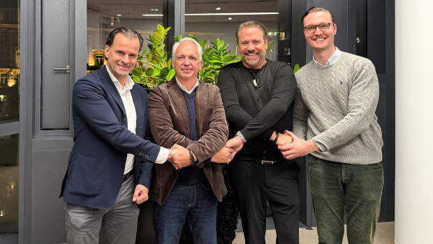 Vertragsunterzeichnung mit Alexander Gerards (Dr. Clauder; v.l.n.r.), Andreas Altermann (Managing Partner/COO Mühldorfer), Malte Hübers (Dr. Clauder) und Josef Stöger (KKA).